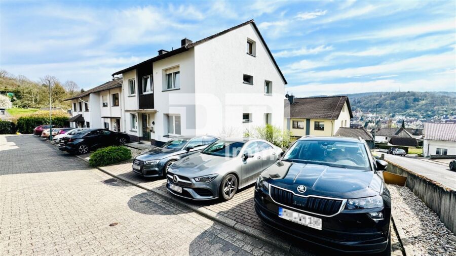 Hochwertiges Drei- bis Vierfamilienhaus in erhobener Ortsrandlage mit Panoramablick - Frontansicht Parkflächen